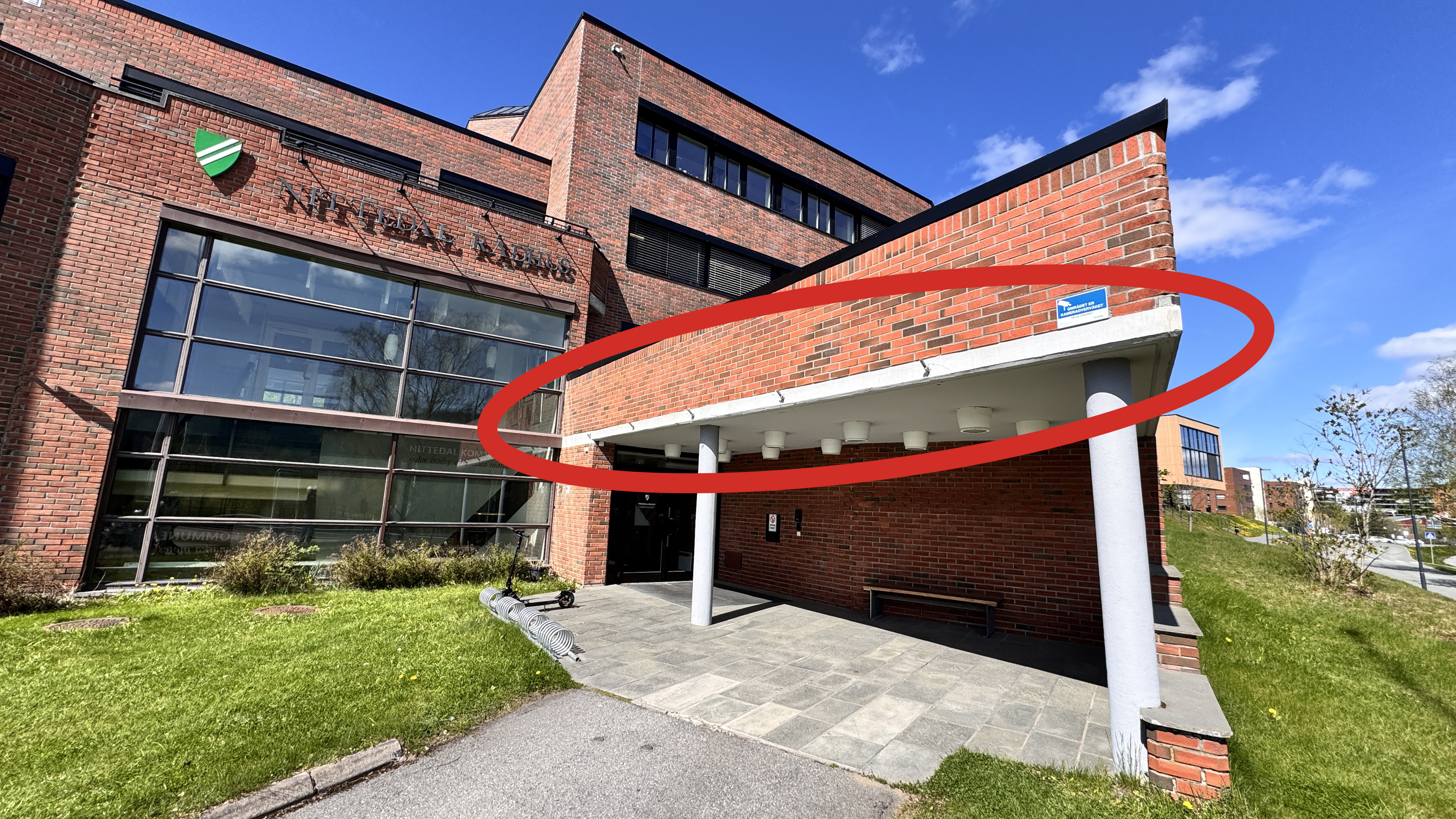 Nittedal - Reparerer rusten armering - inngangene til rådhuset stenges ...